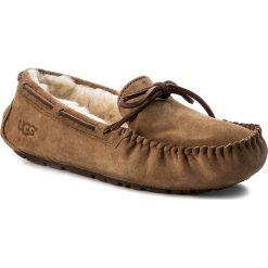 Kapcie UGG - W Dakota 5612 W/Che. Brązowe mokasyny UGG, bez wzorów, ze skóry, bez zapięcia. Za 469.00 zł.