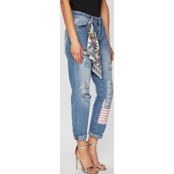 Silvian Heach - Jeansy. Niebieskie jeansy Silvian Heach, s, z aplikacjami, z standardowym stanem. W wyprzedaży za 299.90 zł.