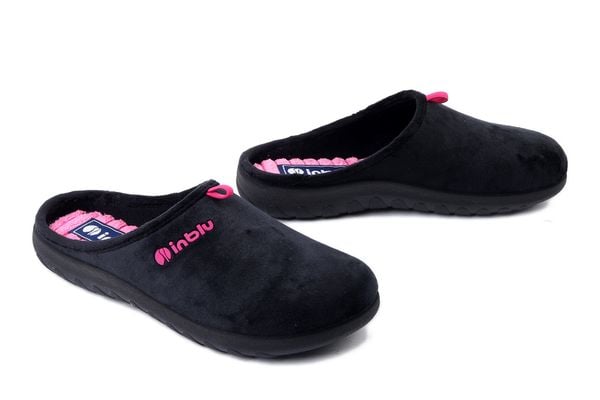 INBLU ET-37 014 czarny, kapcie damskie. Czarne obuwie domowe Inblu, bez wzorów, z tkaniny, bez zapięcia. Za 74.99 zł.