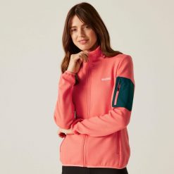 Softshell turystyczny damski Aldean. Czerwone kurtki sportowe Regatta, bez wzorów, z softshellu, bez kaptura, trekkingowe. W wyprzedaży za 249.99 zł.