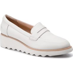 Półbuty CLARKS - Sharon Ranch 261406514 White. Białe czółenka Clarks, bez wzorów, z materiału, bez obcasa, na koturnie, bez zapięcia. W wyprzedaży za 229.00 zł.