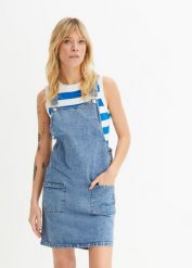Sukienka dżinsowa ogrodniczka. Niebieskie sukienki bonprix, bez wzorów, z denimu, bez kołnierzyka, bez ramiączek, plisowane. Za 149.99 zł.