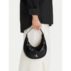 Torebka Calvin Klein. Czarne torebki klasyczne Calvin Klein, bez wzorów, bez dodatków. Za 409.99 zł.