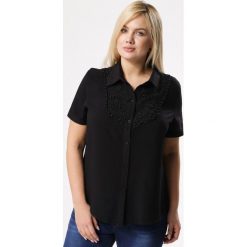 Czarna Koszula Outpouring. Czarne koszule Born2be, xl, z aplikacjami, z koronki, bez kołnierzyka, bez ramiączek. Za 49.99 zł.