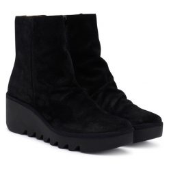 Botki Fly London. Czarne botki Fly London, bez wzorów, bez obcasa, na koturnie, bez zapięcia. Za 619.99 zł.
