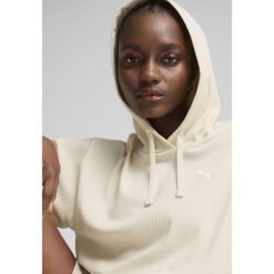 Damska wygodna prążkowana bluza z kapturem ESS ELEVATED PUMA Alpine Snow White. Białe bluzy Puma, xl, bez wzorów, prążkowane, z kapturem. W wyprzedaży za 174.00 zł.