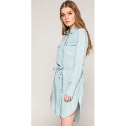 Mustang - Sukienka. Niebieskie sukienki Mustang, na co dzień, bez wzorów, z materiału, casualowe, bez kołnierzyka, bez ramiączek, maxi, proste. W wyprzedaży za 159.90 zł.