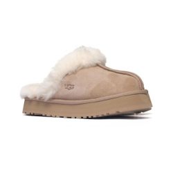 Damskie kapcie Ugg W DISQUETTE 1122550-SAN. Brązowe obuwie domowe UGG, bez wzorów, z materiału, z okrągłym noskiem, bez zapięcia. Za 439.00 zł.