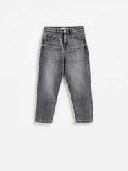 Jeansy mom fit z krótszą nogawką - szary. Szare jeansy Reserved, bez wzorów. Za 129.99 zł.
