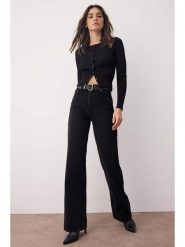 Trendyol Dżinsy - Comfort fit - w kolorze czarnym rozmiar: 36. Czarne jeansy Trendyol, bez wzorów, z podwyższonym stanem. Za 91.34 zł.