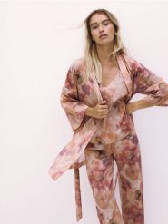 Wzorzysty szlafrok z paskiem - brzoskwiniowy. Pomarańczowe szlafroki Reserved, l, bez wzorów, z bawełny, bez ramiączek, bez kaptura. W wyprzedaży za 79.99 zł.