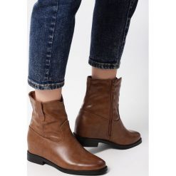 Camelowe Botki Braelynn. Botki Born2be, bez wzorów, z okrągłym noskiem, za kostkę, bez obcasa, na płaskiej podeszwie, bez zapięcia. Za 109.99 zł.