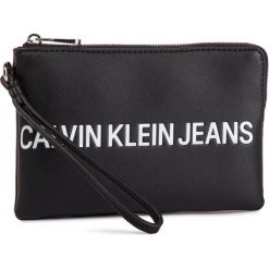 Torebka CALVIN KLEIN JEANS - Sculpted Logo Mini Wristlet K60K605269 001. Czarne torebki klasyczne Calvin Klein Jeans, bez wzorów, z jeansu, bez dodatków. Za 179.00 zł.