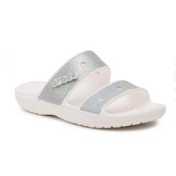 Klapki Dla Dorosłych Crocs Classic Glitter Sandal. Szare klapki Crocs, bez wzorów, z materiału, bez obcasa. Za 99.99 zł.