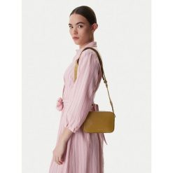 Torebka Coccinelle. Brązowe torebki klasyczne Coccinelle, bez wzorów, bez dodatków. Za 759.99 zł.