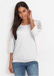 Bluzka oversize z mieszanki wiskozy. Czarne bluzki bonprix, z aplikacjami, z koronki, bez kołnierzyka, bez ramiączek. Za 79.99 zł.