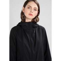 Benetton RAIN JACKET Kurtka przeciwdeszczowa black. Czarne kurtki sportowe marki Benetton, z materiału. Za 199.00 zł.