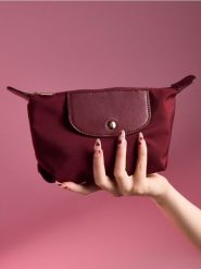 Kosmetyczka z klapką z imitacji skóry - bordowy. Czerwone kufry i kosmetyczki Sinsay, bez wzorów, ze skóry, bez dodatków. Za 12.99 zł.
