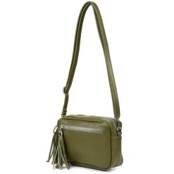 Listonoszka oliwkowa Vera Pelle C74. Zielone torebki klasyczne bez wzorów, ze skóry, bez dodatków. Za 142.90 zł.