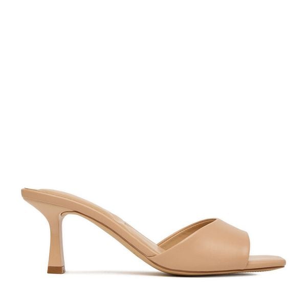 Klapki JENNY. Brązowe klapki Jenny, bez wzorów, bez obcasa. Za 119.99 zł.