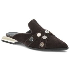 Klapki damskie S.Barski, cholewka ze skóry naturalnej z zabudowanym przodem na niskim obcasie z metaliczną wstawką ozdobione dekoracyjnymi paskami i. Brązowe klapki S.BARSKI, z aplikacjami, ze skóry, bez obcasa, na obcasie. Za 278.90 zł.