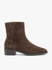 Brązowe botki w print skóra krokodyla. Brązowe botki Ryłko, bez wzorów, ze skóry, za kostkę, bez obcasa, na obcasie, bez zapięcia. Za 449.99 zł.