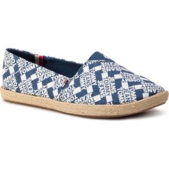 Espadryle TOMMY JEANS - Allover Denim Print Slip On EN0EN00573 Denim Print 901. Niebieskie espadryle Tommy Jeans, bez wzorów, z denimu, bez obcasa, na płaskiej podeszwie, bez zapięcia. W wyprzedaży za 159.00 zł.