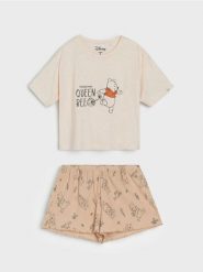 Piżama dwuczęściowa z nadrukiem Winnie the Pooh - kremowy. Białe piżamy Sinsay, bez wzorów, bez ramiączek. Za 49.99 zł.