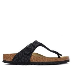 Japonki Birkenstock. Czarne klapki Birkenstock, bez wzorów, bez obcasa. Za 449.99 zł.
