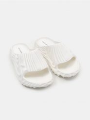 Klapki z pianki z fakturalnym wzorem - kremowy. Białe klapki Sinsay, bez wzorów, bez obcasa. Za 39.99 zł.