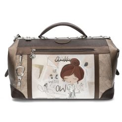 Torba podróżna damska Anekke, z ozdobnym nadrukiem i metalowym logo zapinana na suwak wyposażona w wygodną rączkę oraz regulowany pasek pojemna i fun. Brązowe torby na ramię Anekke, z aplikacjami, eleganckie, na ramię, z nadrukiem, bez dodatków. Za 699.00 zł.