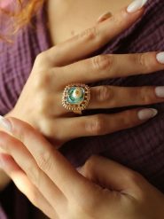 Pierres de Jade Pozłacany pierścionek z perłą rozmiar: onesize. Żółte pierścionki Pierres de Jade, z perłą, pozłacane. Za 79.77 zł.