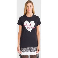 CZARNY T-SHIRT TRUSSARDI JEANS Z SERCEM. Czarne t-shirty Trussardi Jeans, l, z aplikacjami, z bawełny, bez kołnierzyka, bez ramiączek. Za 140.00 zł.