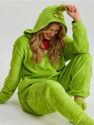 Ocieplana piżama z kapturem i haftem Grinch - zielony. Zielone piżamy Sinsay, bez wzorów, bez ramiączek. Za 79.99 zł.
