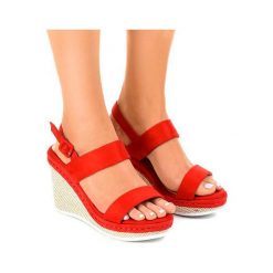 Czerwone sandały na koturnie U-6291. Czerwone sandały ButyModne, bez wzorów, z jeansu, bez obcasa, na koturnie, bez zapięcia. Za 89.00 zł.