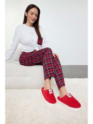 Trendyol Kapcie w kolorze czerwonym rozmiar: 39. Czerwone obuwie domowe Trendyol, bez wzorów, z materiału, bez zapięcia. Za 57.06 zł.