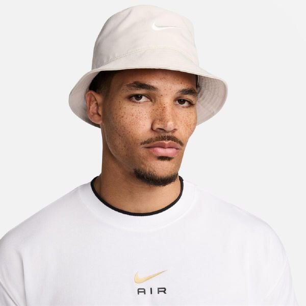 Kapelusz czapka Nike Apex Swoosh Bucket Hat Beżowy - FB5382-104. Białe kapelusze Nike, bez wzorów. Za 148.35 zł.