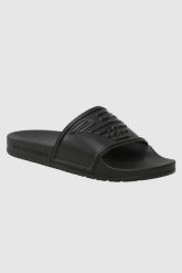 EMPORIO ARMANI Klapki czarne z logo. Czarne klapki Emporio Armani, bez wzorów, bez obcasa. W wyprzedaży za 179.99 zł.