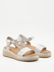 Belucci Sandały w kolorze srebrnym na koturnie rozmiar: 37. Szare sandały Belucci, bez wzorów, klasyczne, z otwartym noskiem, bez obcasa, na koturnie, bez zapięcia. Za 146.45 zł.