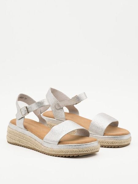 Belucci Sandały w kolorze srebrnym na koturnie rozmiar: 37. Szare sandały Belucci, bez wzorów, klasyczne, z otwartym noskiem, bez obcasa, na koturnie, bez zapięcia. Za 146.45 zł.