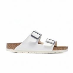 Klapki damskie Birkenstock Arizona Bf. Białe klapki Birkenstock, bez wzorów, z materiału, bez obcasa. Za 404.00 zł.