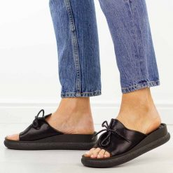 Czarne klapki damskie na platformie Potocki 43366. Czarne klapki POTOCKI, bez wzorów, ze skóry, bez obcasa, na platformie. Za 169.00 zł.