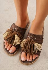 Ciemnobrązowe Klapki VICES na Płaskiej Podeszwie w Stylu Boho z Frędzlami Averathla. Brązowe klapki Renee, z aplikacjami, z denimu, bez obcasa, na płaskiej podeszwie. Za 119.99 zł.