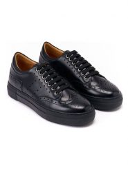 British Passport Skórzane sneakersy w kolorze czarnym rozmiar: 36. Czarne trampki British Passport, bez wzorów, bez zapięcia. Za 370.71 zł.