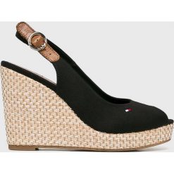 Tommy Hilfiger - Sandały. Białe sandały TOMMY HILFIGER, bez wzorów, z materiału, bez obcasa, na koturnie, bez zapięcia. W wyprzedaży za 279.90 zł.