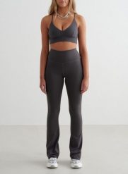 Damskie legginsy rozszerzane nogawki, wysoki stan, squat proof Sense ciemnoszary. Szare legginsy AIM'N, s, bez wzorów, z elastanu, z podwyższonym stanem. Za 339.00 zł.