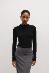Delikatny longsleeve z KASZMIREM w kolorze TOTALLY BLACK - ROSSA-XS/S. Czarne golfy Marsala, s, bez wzorów, z dzianiny, bez ramiączek. W wyprzedaży za 104.97 zł.