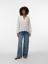 Vero Moda Bluzka w kolorze białym rozmiar: M. Białe bluzki Vero Moda, m, bez wzorów, z bawełny, bez kołnierzyka, bez ramiączek. Za 115.95 zł.