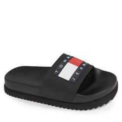 Klapki Tommy Jeans. Czarne klapki Tommy Jeans, bez wzorów, z jeansu, bez obcasa. Za 169.99 zł.