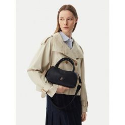 Torebka Tommy Hilfiger. Czarne torebki klasyczne TOMMY HILFIGER, bez wzorów, bez dodatków. Za 489.99 zł.